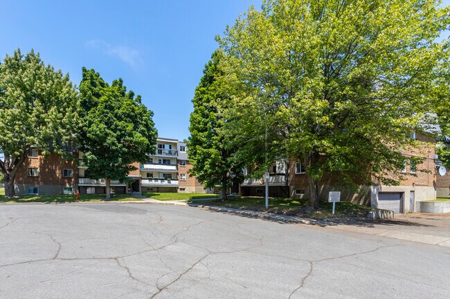 6325 Bonaventure in Brossard, QC - Building Photo - Building Photo