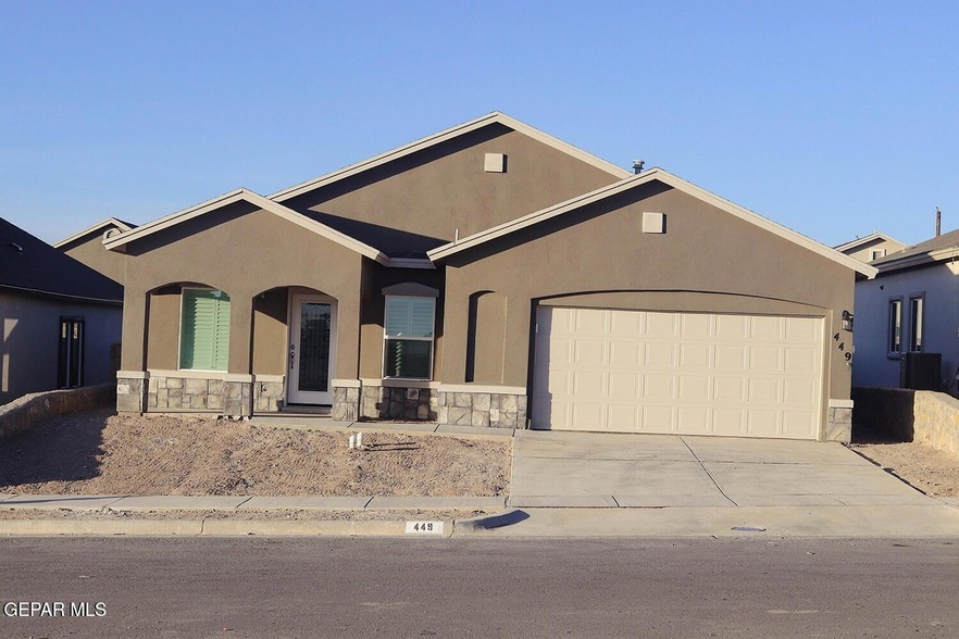 449 Josefa Cerezerez St in Canutillo, TX - Foto de edificio