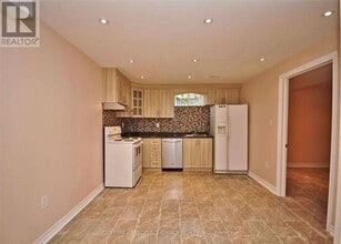 5689 Sidmouth St in Mississauga, ON - Building Photo - Building Photo