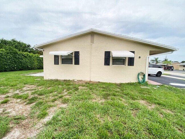 2715 Ponce De Leon Blvd in Delray Beach, FL - Building Photo - Building Photo