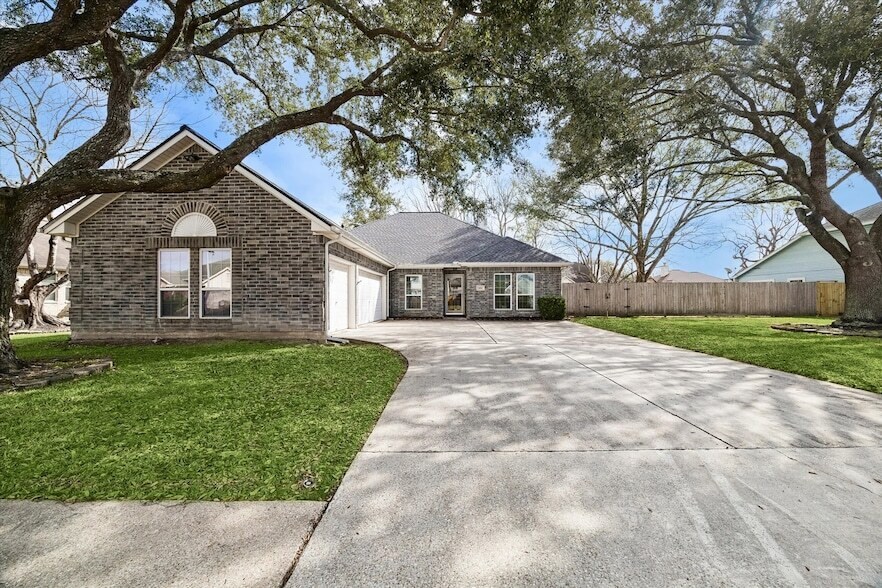 806 Charles Pl in Baytown, TX - Building Photo