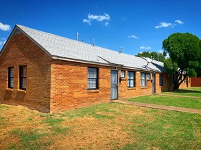 Thompson Court Apartments in Memphis, TN - Building Photo - Building Photo