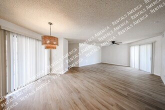 9151 W Greenway Rd, Unit 205 in Peoria, AZ - Foto de edificio - Building Photo