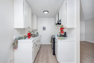 DOTY (Ocean Breeze) in Hawthorne, CA - Building Photo