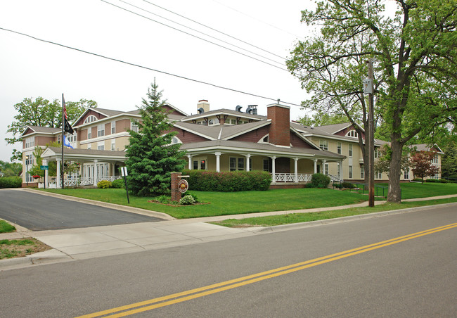 Pioneer Manor in White Bear Lake, MN - Foto de edificio - Building Photo