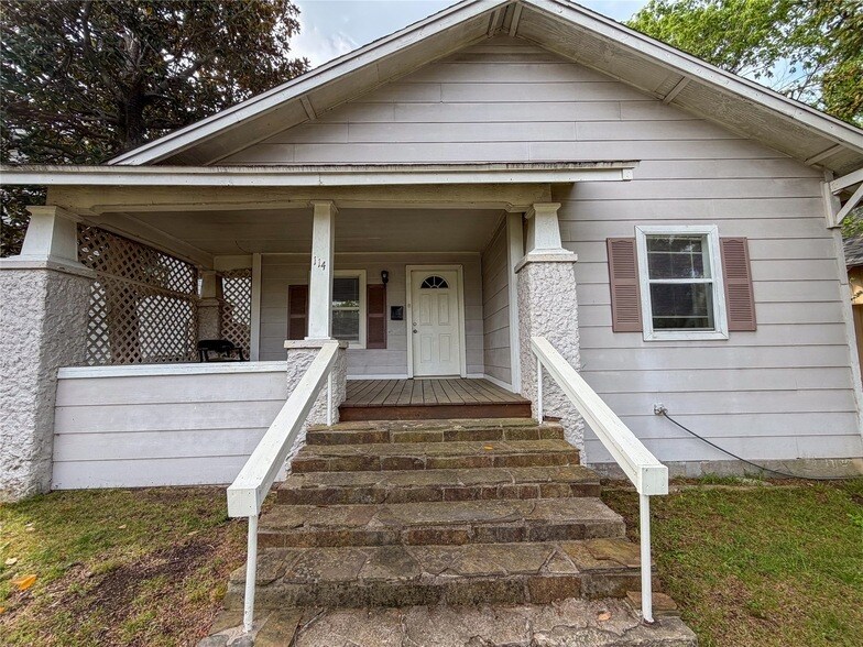 114 E Hull St in Denison, TX - Foto de edificio