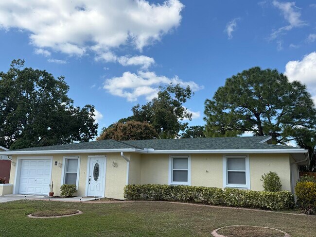 486 NE Solida Cir in Port St. Lucie, FL - Building Photo - Building Photo