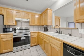 18596 White Oak Dr in Prairieville, LA - Foto de edificio - Building Photo