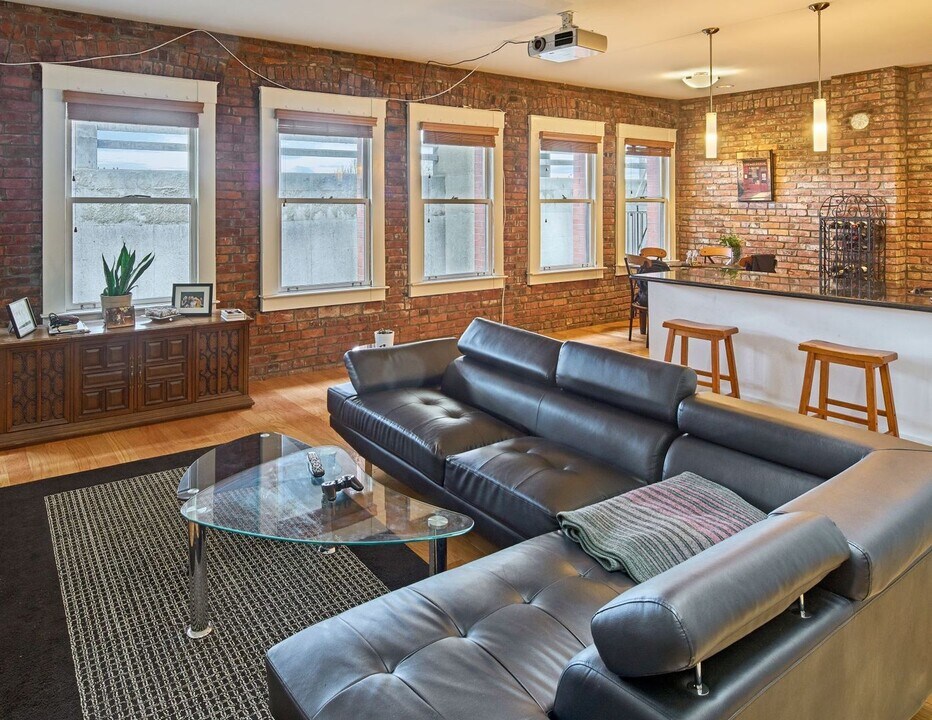 76 South Main St in Seattle, WA - Building Photo