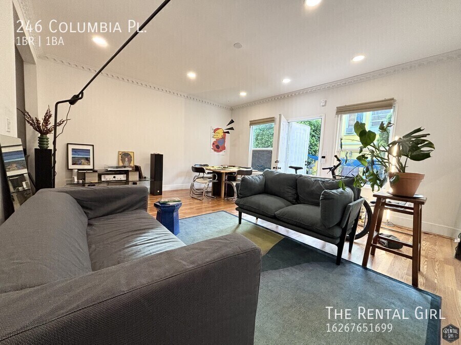 246 Columbia Pl in Los Angeles, CA - Building Photo