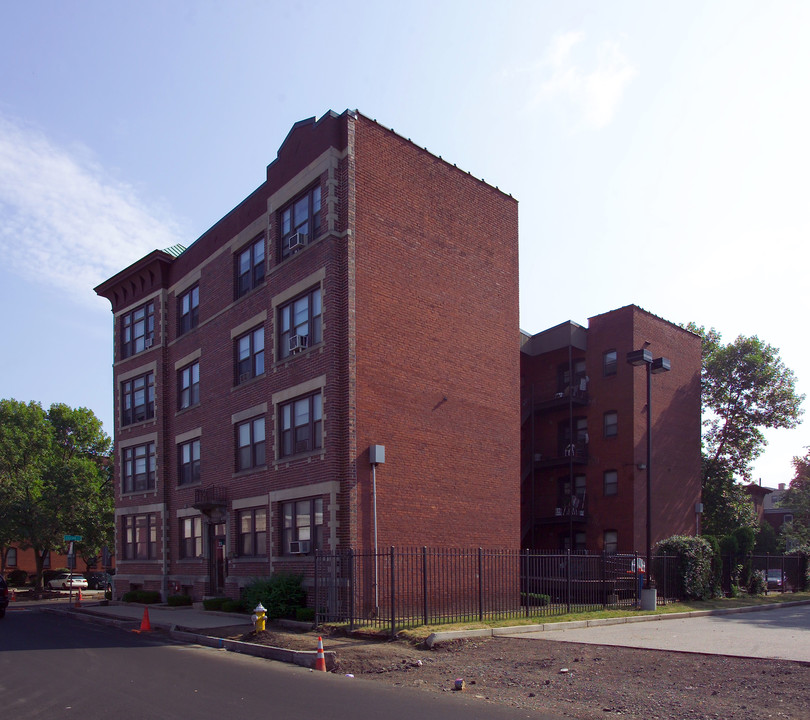 23 Oak St in Springfield, MA - Building Photo