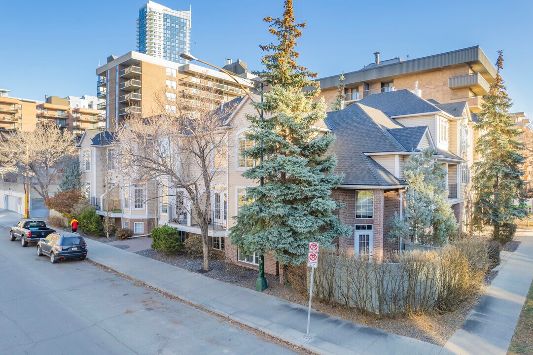 1212 12 St SW in Calgary, AB - Building Photo