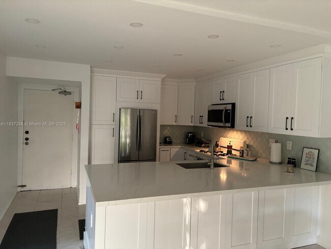 6884 N Kendall Dr in Pinecrest, FL - Building Photo - Building Photo