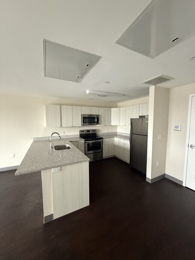 695 Hamilton St in Franklin Township, NJ - Foto de edificio - Building Photo