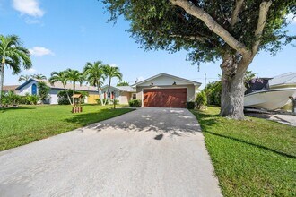8153 SE Carlton St in Hobe Sound, FL - Building Photo - Building Photo