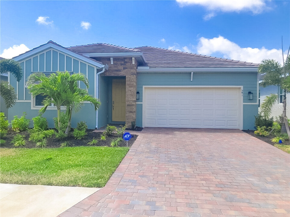 541 Ibiza Lp in Venice, FL - Building Photo