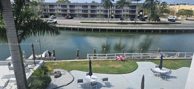 467 Golden Isles Dr in Hallandale Beach, FL - Building Photo - Building Photo