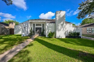 4627 Turf Valley Dr in Houston, TX - Building Photo