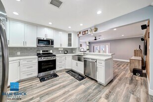 5839 Vanalden Ave in Los Angeles, CA - Building Photo