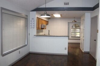 915 W Lovers Ln in Arlington, TX - Building Photo - Building Photo