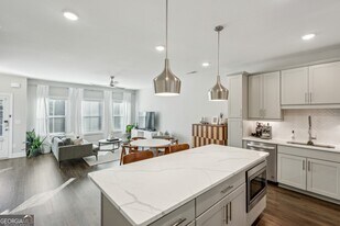 2420 Lakeshore Ln in Atlanta, GA - Building Photo