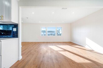 50 Mahland Pl in Oceanside, NY - Foto de edificio - Building Photo