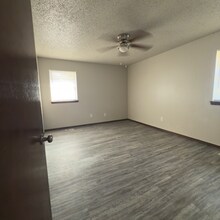 100 Lochwood Cir in Yukon, OK - Foto de edificio - Building Photo