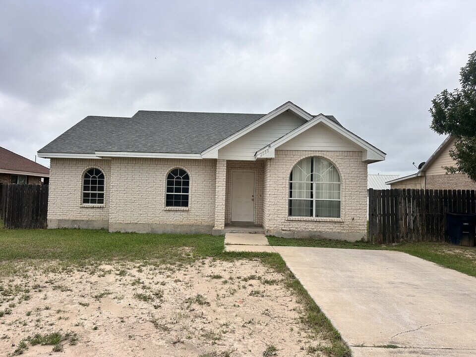 2038 Lindburgh Cir in Eagle Pass, TX - Building Photo