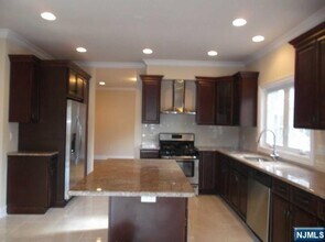 811 Edgewood Ln in Fort Lee, NJ - Foto de edificio - Building Photo