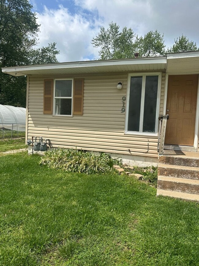 property at 919 N Fulbright Ave