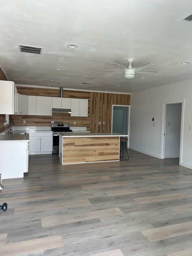 8825 Orangewood Ave in Garden Grove, CA - Building Photo - Building Photo