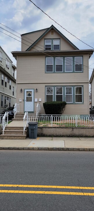 54 Montgomery St in Bloomfield, NJ - Building Photo