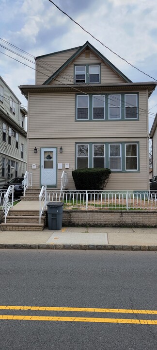 54 Montgomery St, Unit Floor 1 in Bloomfield, NJ - Building Photo