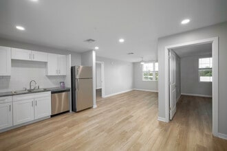 New Trail Plaza in Sarasota, FL - Building Photo - Interior Photo