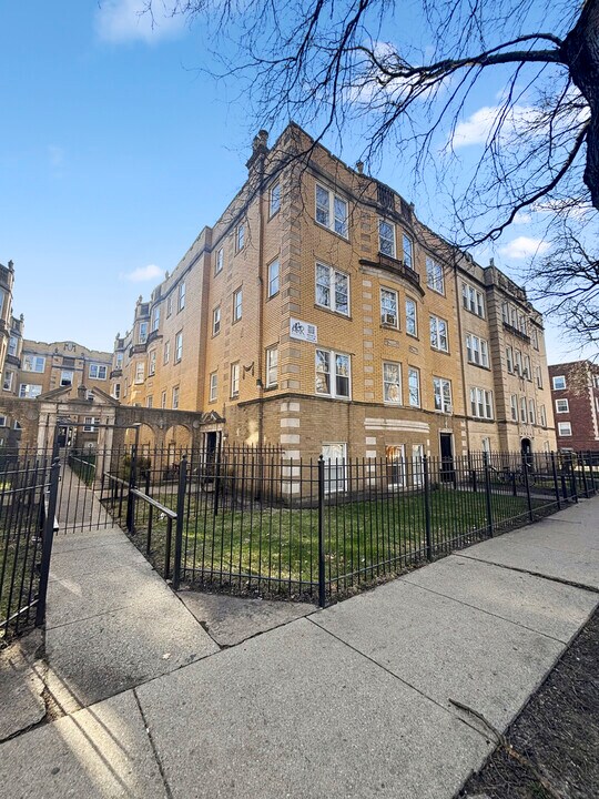7405 N Damen Ave in Chicago, IL - Building Photo