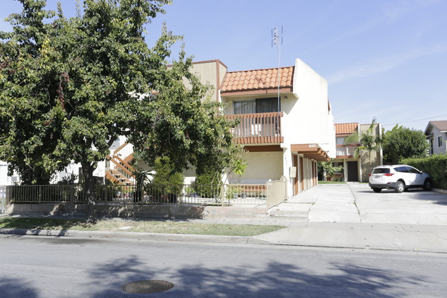 7831 Alhambra Dr in Huntington Beach, CA - Foto de edificio - Building Photo