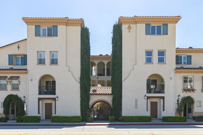 property at 620 E Walnut St