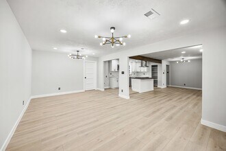 4626 Holly St in Bellaire, TX - Foto de edificio - Building Photo