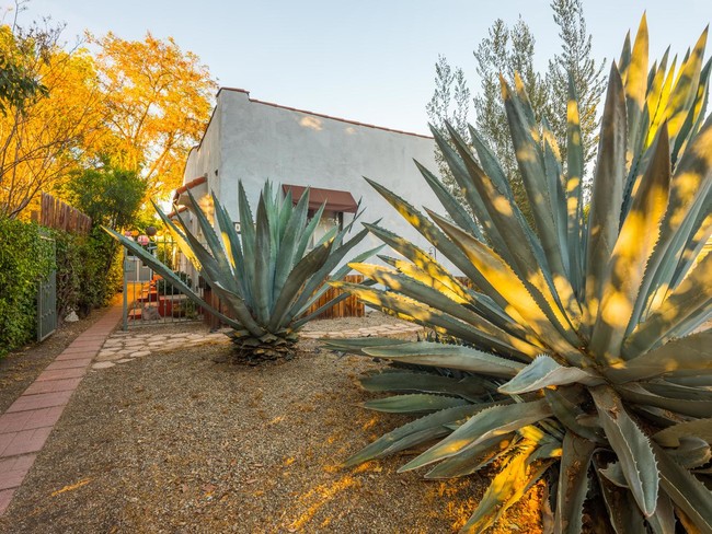 10943 Hesby St in North Hollywood, CA - Building Photo - Other