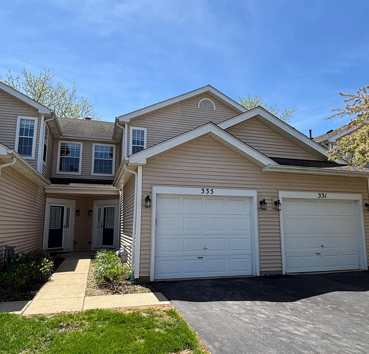 335 Glen Leven Ct in Schaumburg, IL - Building Photo