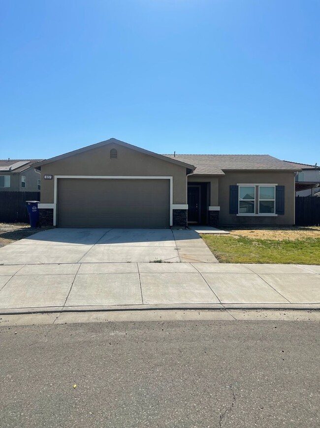 327 Capistrano St in Los Banos, CA - Foto de edificio - Building Photo