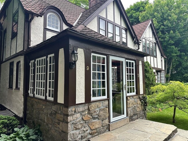 9 Vine St in Bronxville, NY - Building Photo - Building Photo