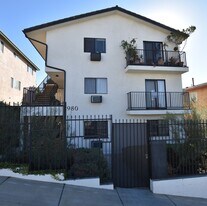 980 White Knoll Dr in Los Angeles, CA - Building Photo