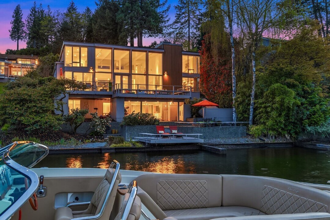 7226 N Mercer Way in Mercer Island, WA - Building Photo