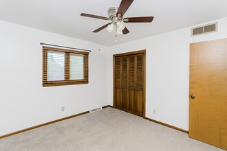 6409 E Farmview St in Wichita, KS - Foto de edificio - Building Photo