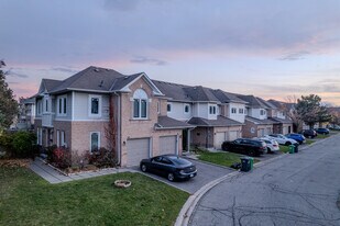 81 Wickstead Crt in Brampton, ON - Building Photo