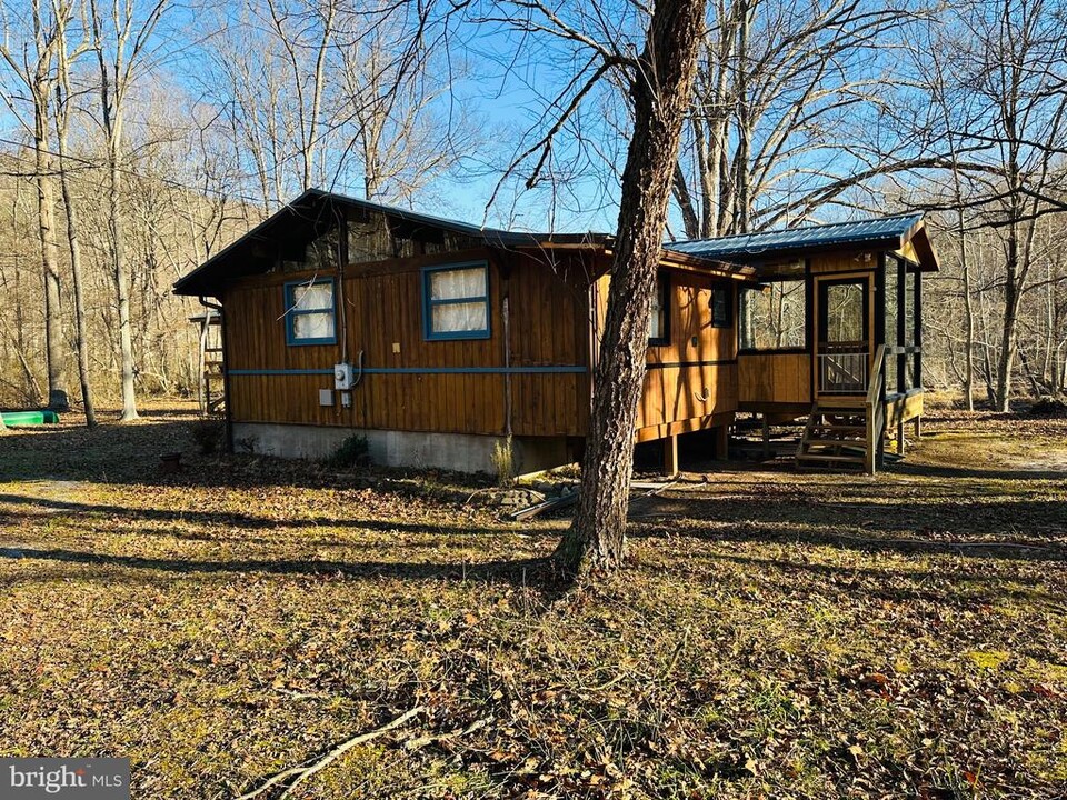 8 Dewdrop Ln in Great Cacapon, WV - Foto de edificio