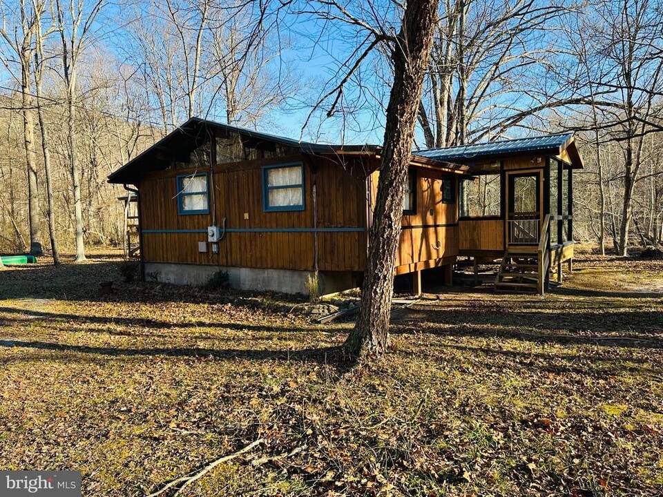 8 Dewdrop Ln in Great Cacapon, WV - Building Photo