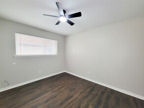 6439 Oaknut Dr in Houston, TX - Building Photo - Building Photo