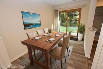 1350 Laurel Valley Dr in Waterford Township, MI - Foto de edificio - Building Photo